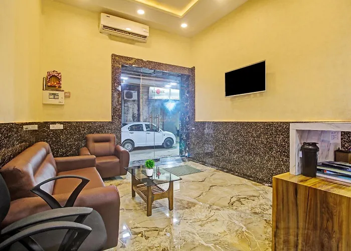 Super Townhouse Centre Point Inn Near Esplanade Metro Station