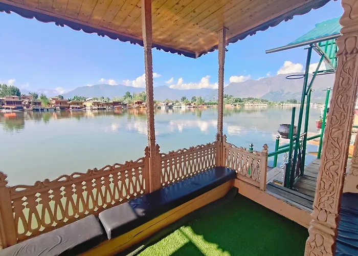 Lalarukh Group Of Houseboats