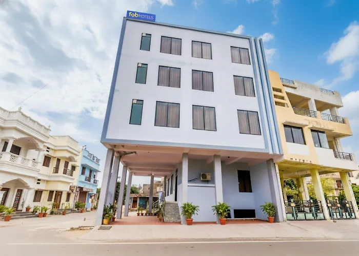 Fabhotel Golden Manor Inn