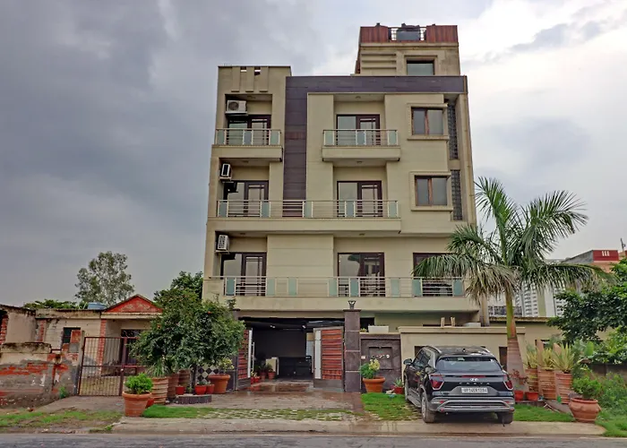 Itsy Hotels Hamlets Stay Noida