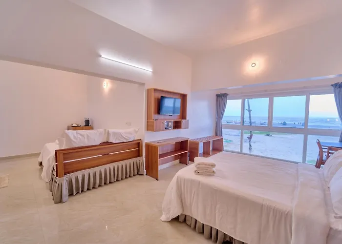 Alleppey Holiday Beach Resort - Sea View Rooms With Direct Beach Access
