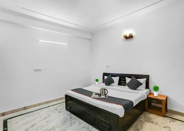 Townhouse Metro Inn Residency Near Iskcon Temple Noida