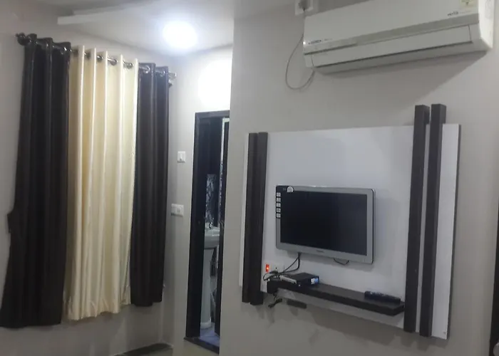 Hotel Holiday Era Opposite Railway Station Chhatrapati Sambhajinagar
